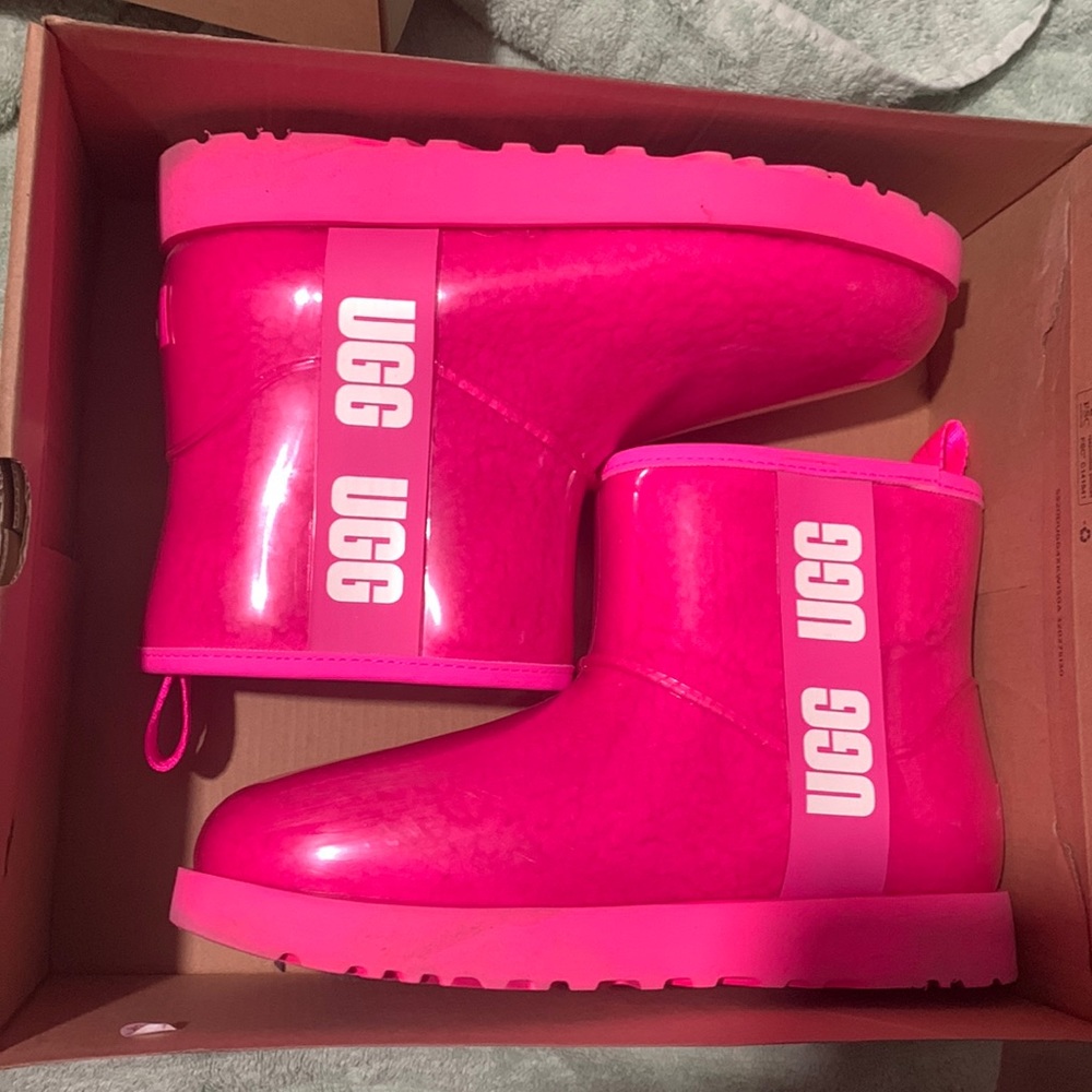 Ugg Clear Mini 2 in Taffy Pink size 8